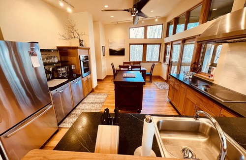 Syria Cabin | ❤️ Contemporary Cabin by Shenandoah National Park & Old Rag on 30 private acres!