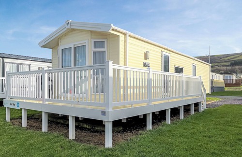 Llwyngwril House | Contemporary caravan with one double and one twin.
