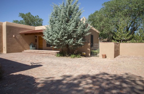 Historic Eastside House | Contemporary Casa w/courtyard, 10 min. stroll to Canyon Road & historic Santa Fe