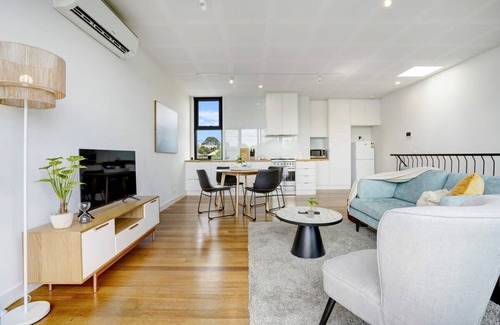 Brunswick House | Contemporary Central Brunswick 2-Story Townhouse*