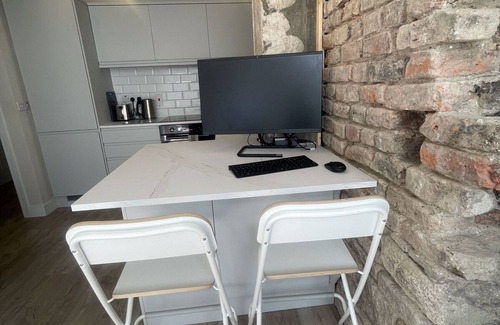 Temple Bar Apartment | Contemporary City Retreat- Work & Study