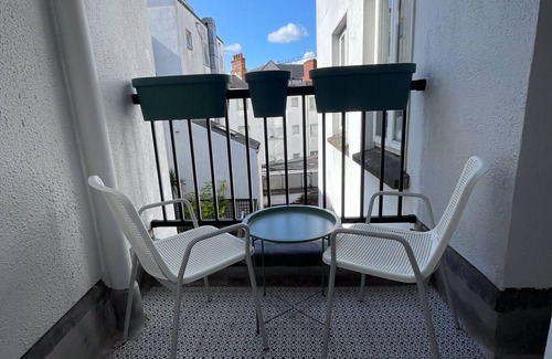 Temple Bar Apartment | Contemporary City Retreat- Work & Study
