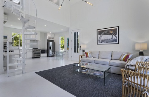 Gulf Hills Cottage | Contemporary coastal cottage