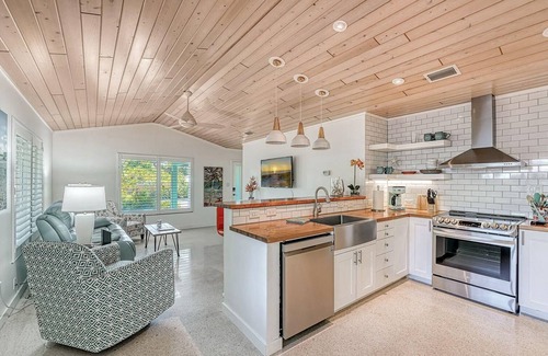 Indian Beach Sapphire Shores House | Contemporary Coastal Cottage