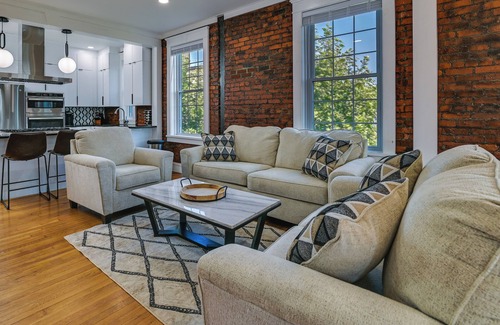 Cohoes Apartment | Contemporary Cohoes Retreat w/Electric Fireplace!