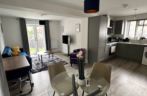 Guildford House | Contemporary Comfort: 2-BD Home