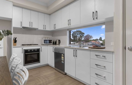 Bassendean Apartment | Contemporary Comfort Suite: Relax and Explore