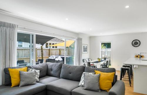 Masterton House | Contemporary Comfort - Masterton Holiday Home