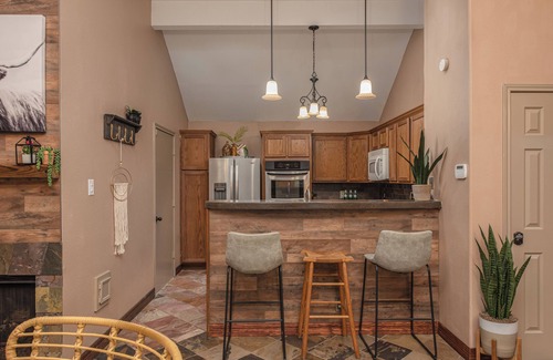 Barker House | Contemporary Comfort with Quick WiFi and a Gorgeous Backyard