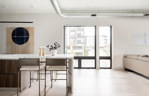 Jefferson Park House | Contemporary Condo - Grill - Balcony - Tesoro