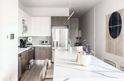 Jefferson Park Condo | Contemporary Condo | Grill + Balcony | Tesoro