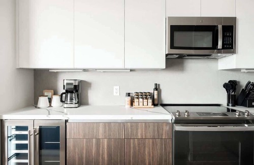 Jefferson Park Condo | Contemporary Condo | Grill + Balcony | Tesoro
