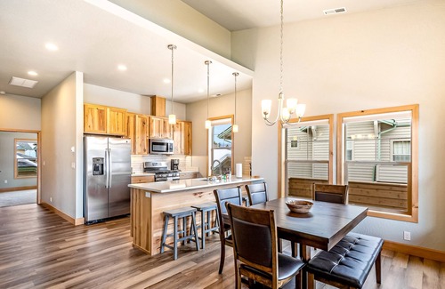 Dover Bay Condo | Contemporary Condo Near Downtown & Lake Access w/Balcony & Central A/C