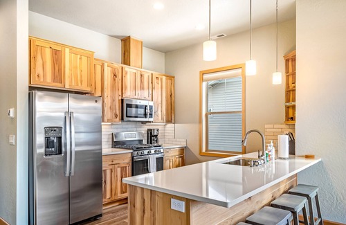 Dover Bay Condo | Contemporary Condo Near Downtown & Lake Access w/Balcony & Central A/C
