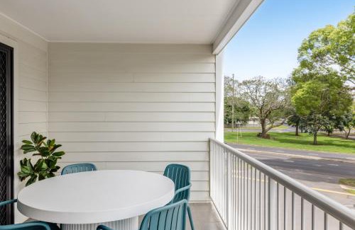 Newtown Apartment | Contemporary & Convenient - City Fringe Townhouse!