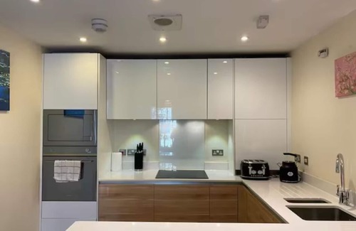Cambridge House | Contemporary, Cosy House with Free Parking & Garden; 5 mins to Addenbrooke's