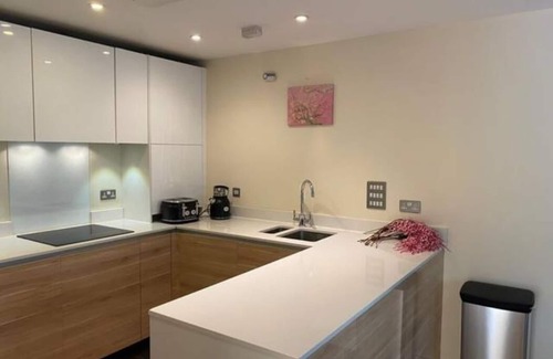 Cambridge House | Contemporary, Cosy House with Free Parking & Garden; 5 mins to Addenbrooke's