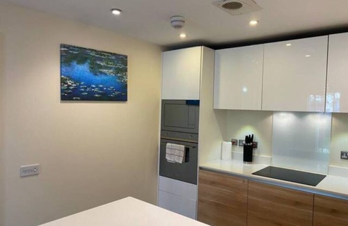 Cambridge House | Contemporary, Cosy House with Free Parking & Garden; 5 mins to Addenbrooke's