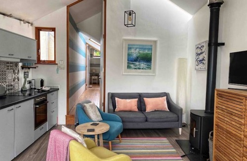 Treknow Cottage | Contemporary cottage in coastal village