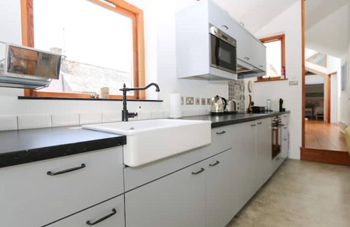 Treknow Cottage | Contemporary cottage in coastal village