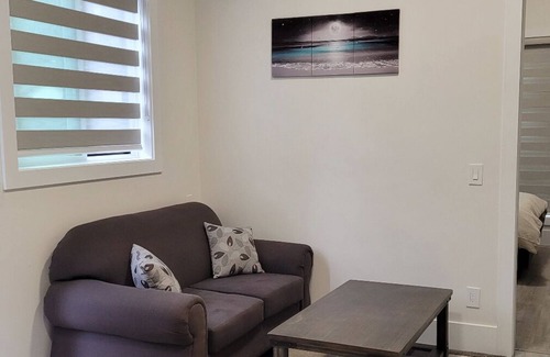 Guildford House | Contemporary couple’s getaway w/ separate entrance