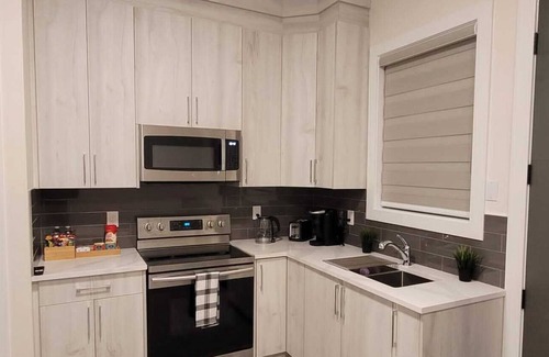 Guildford House | Contemporary couple’s getaway w/ separate entrance