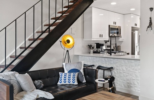 St. Edwards Apartment | Contemporary Couples Getaway Minutes From Austin Favorites - Loft 21