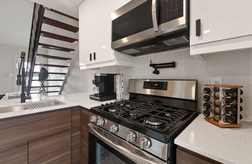 St. Edwards Apartment | Contemporary Couples Getaway Minutes From Austin Favorites - Loft 21