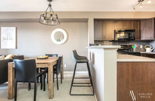 East Kootenay Apartment | ⭐Contemporary⭐ | Cozy | Pool/Hot Tub | Lake Front