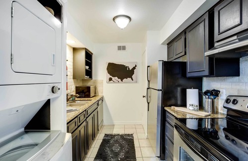 Knox - Henderson Condo | Contemporary Dallas Condo w/Pool Access!