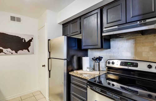 Knox - Henderson Condo | Contemporary Dallas Condo w/Pool Access!
