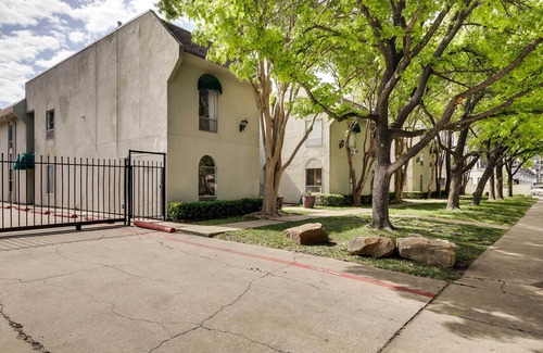 Knox - Henderson Apartment | Contemporary Dallas Condo w/Pool Access!