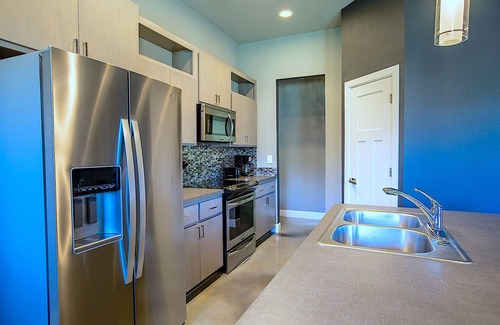 Edmond House | Contemporary Design - Free Parking - Outdoor Grill