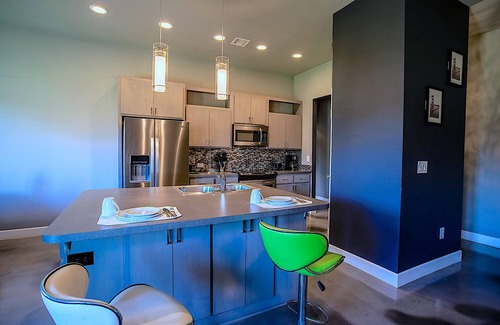 Edmond House | Contemporary Design - Free Parking - Outdoor Grill