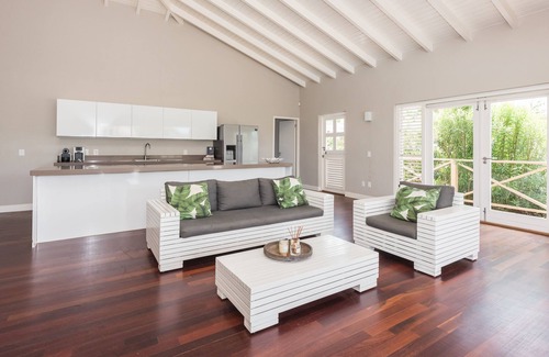 Jan Thiel Villa | Contemporary design with comfort and style (White)