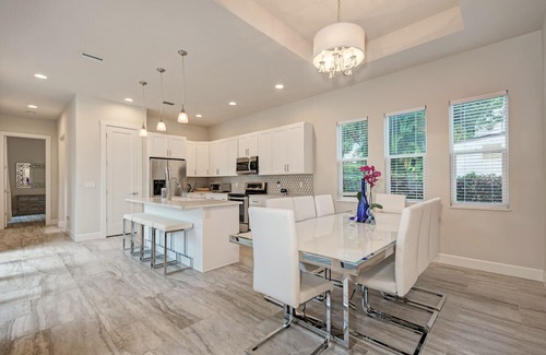 Gillespie Park House | Contemporary, Downtown location, Pool, Spa & Sauna, very close to Beaches