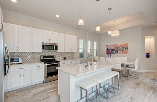 Gillespie Park House | Contemporary, Downtown location, Pool, Spa & Sauna, very close to Beaches