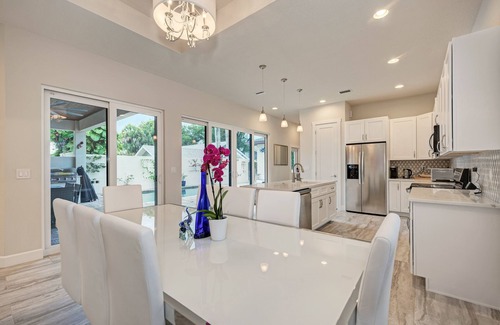 Gillespie Park House | Contemporary, Downtown location, Pool, Spa & Sauna, very close to Beaches