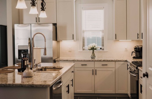 Lake Charles House | Contemporary| Fast Wifi| Comfortable