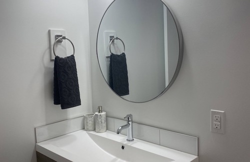 Regional District of Nanaimo Apartment | Contemporary Flat