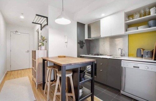 Footscray Apartment | Contemporary Footscray Convenience with parking