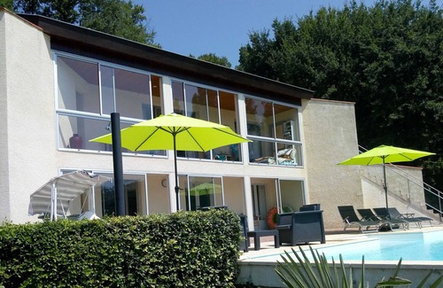 Pujols Apartment | Contemporary Spacious Poolside Apartment, PRIVATE POOL, enclosed garden