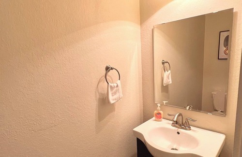 Central Southwest House | Contemporary Getaway Home. MIN away from Downtown, NRG stadium and Med center.