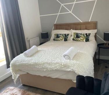 Dagenham House | Contemporary Haven: 4-Bed House in Dagenham