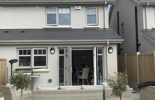 Ashford House | Contemporary home in Ashford, 10 mins walk to shops, pubs and restaurants