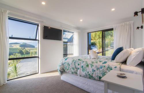 Kaikoura House | Contemporary Home with Ocean and Mountain Views
