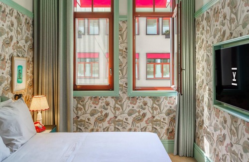Centro / Baixa Hotel | Contemporary Hotel Near Francisco Sá Carneiro Airport and Canide North Beach!