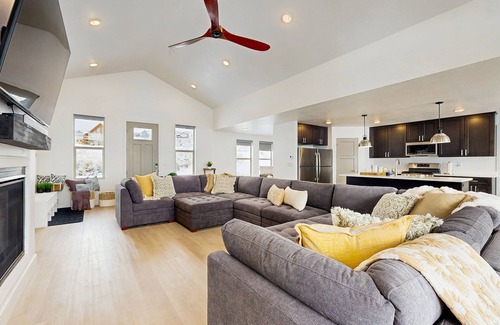 Sweetwater House | Contemporary house on Bear Lake Golf Course with ping pong table