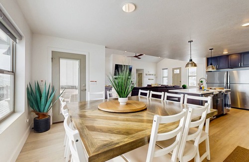 Sweetwater House | Contemporary house on Bear Lake Golf Course with ping pong table