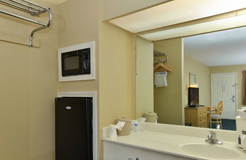 Meridian House | Contemporary King Room w/ Sophisticated Atmosphere